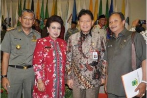 Bupati Kuningan berfoto bersa,ma seusai mengikuti rapat di kemendagri.